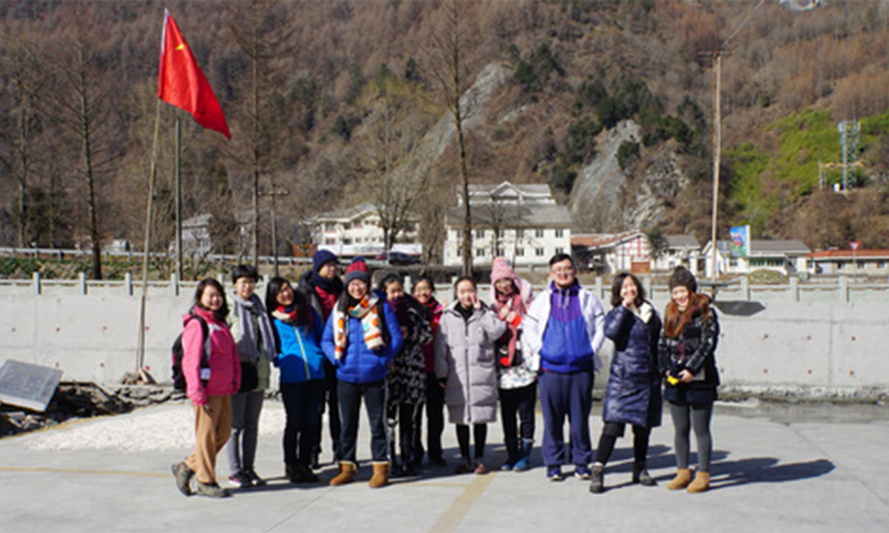 出众坚持“胸怀理想，共同成长；快乐工作，享受生活！”